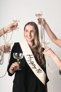 Olkanauha "Happy 18!" kermanvärinen mustalla tekstillä, 1 kpl