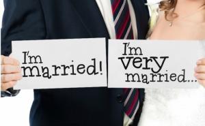 Photo booth- / valokuvakyltit "Im married" ja "Im very married"