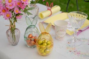 Lasinen munanmuotoinen säilytyspurkki pupunkorvilla keltainen 8 x 17,5 cm