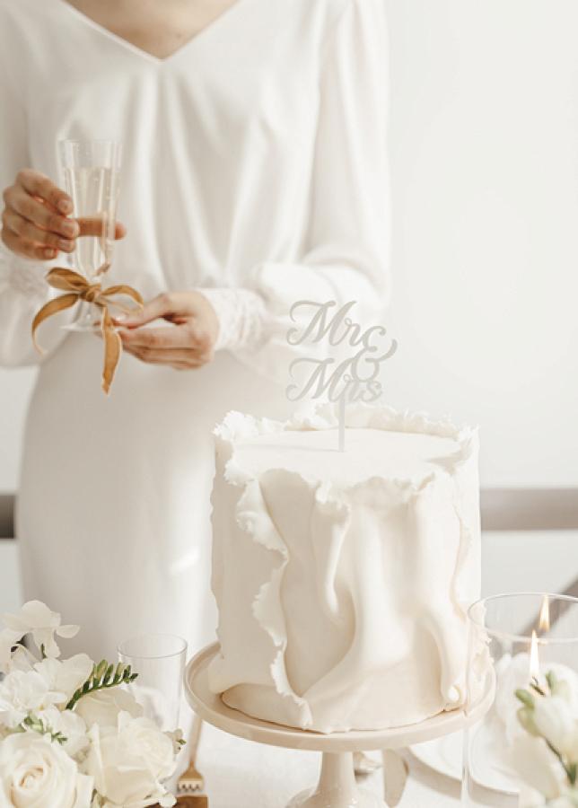 Hääkakun koriste Mr&Mrs valkoinen akryyli