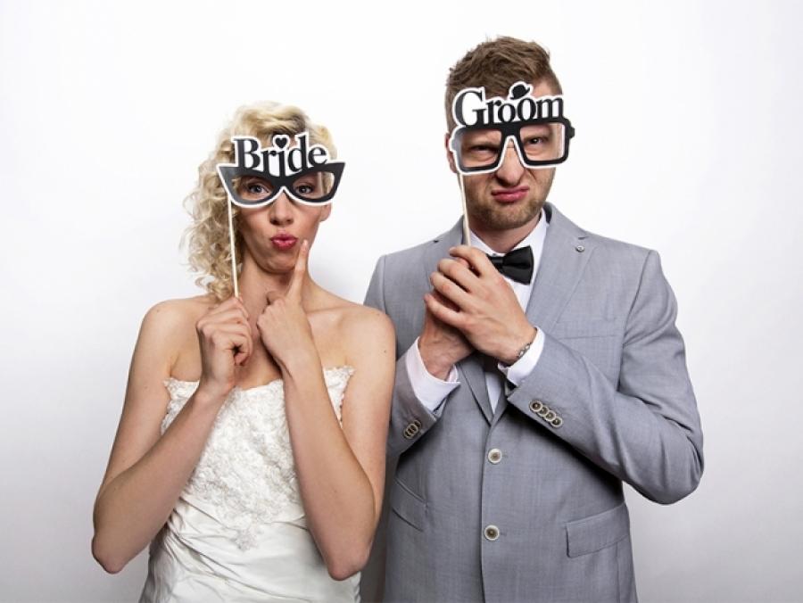 Photo booth- / valokuvakyltit "Bride" ja "Groom" lasit, 2 kpl