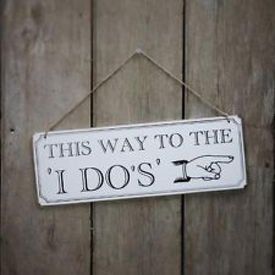Puinen kyltti "This way to the "I DO'S"