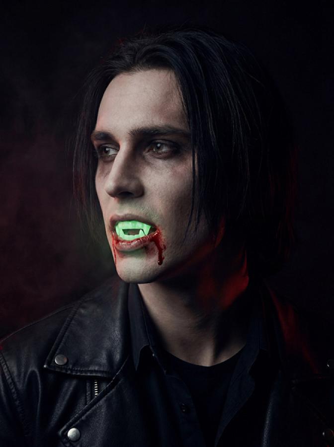 Pimeässä hohtavat vampyyrihampaat