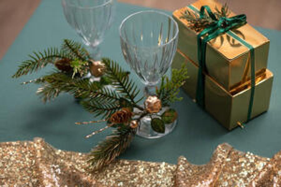 Koristeoksa havuilla, kävyllä ja kullanvärisillä somisteilla