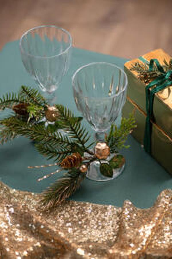 Koristeoksa havuilla, kävyllä ja kullanvärisillä somisteilla