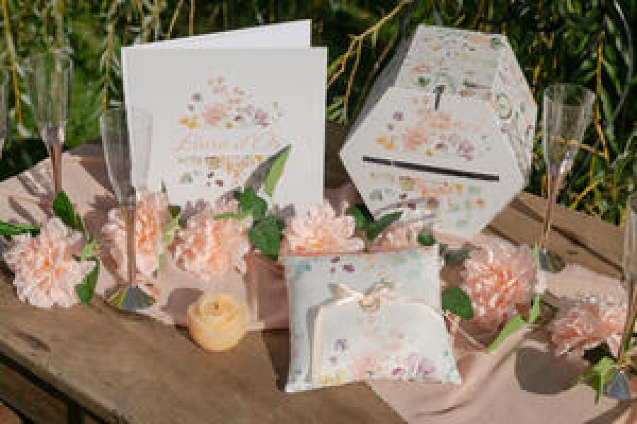 Sormustyyny herkät kukat 18x18 cm