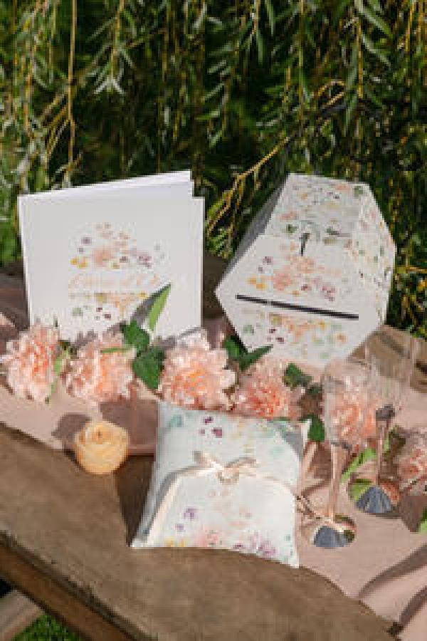 Sormustyyny herkät kukat 18x18 cm