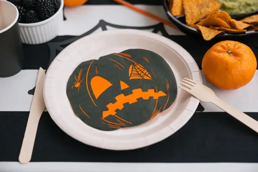 Lautasliinat iloiset ja pelottavat kurpitsat 16,5 x 15 cm, oranssi-musta, 20 kpl
