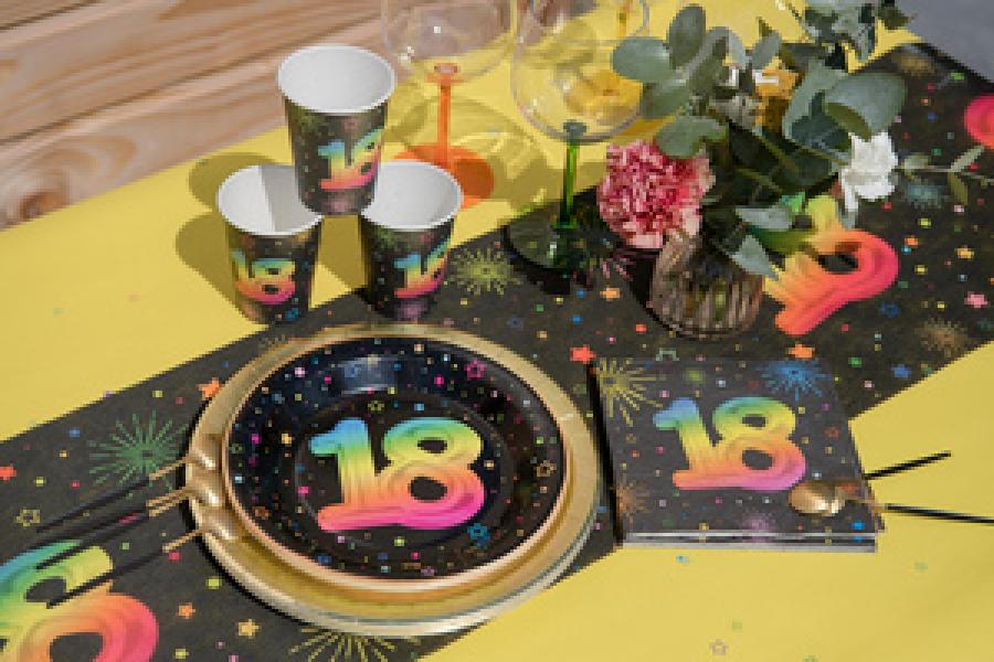 Pahvilautanen musta sateenkaarenvärisellä numerolla "18", 22,5 cm, 6 kpl