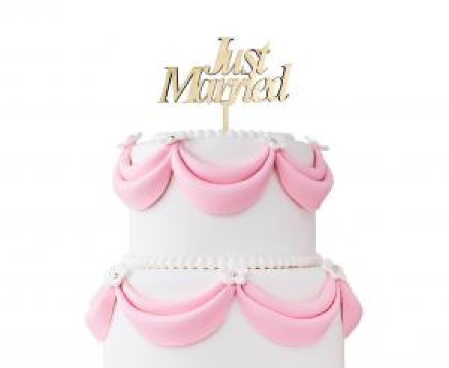 Puinen kakunkoriste "Just Married"