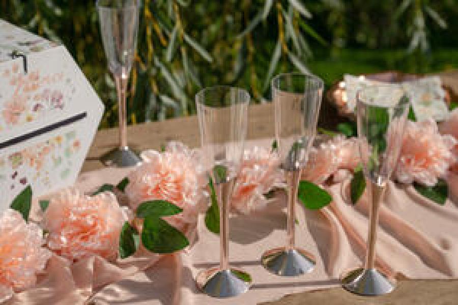 Kirkas shampanjalasi/kuohuviinilasi hopealla jalalla muovia, 6 kpl