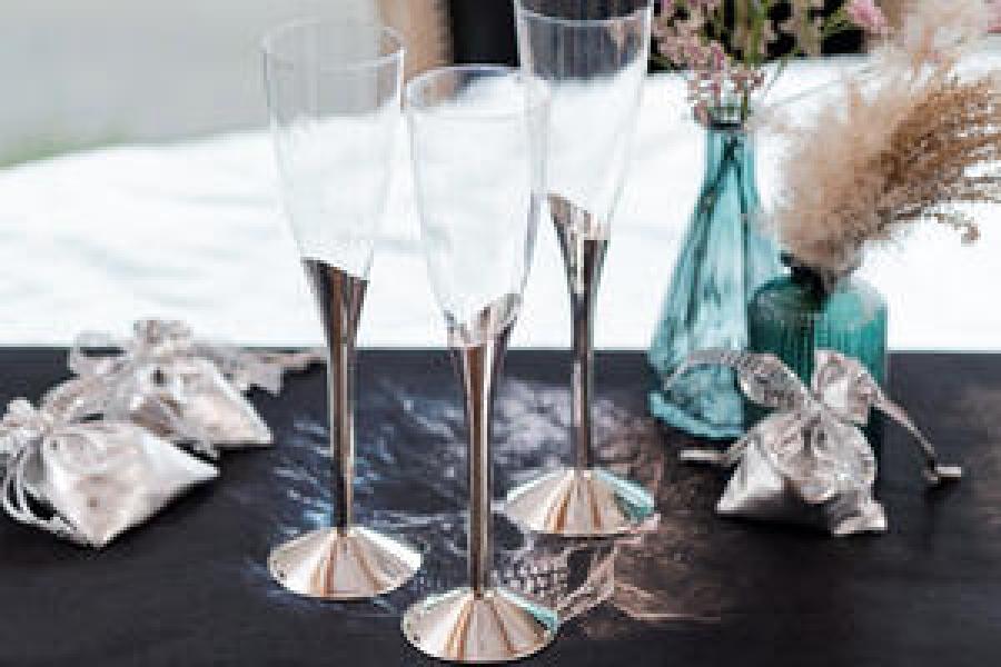 Kirkas shampanjalasi/kuohuviinilasi hopealla jalalla muovia, 6 kpl
